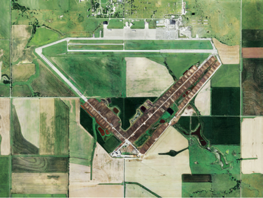 Mishka Henner, Black Diamond Feeders, Herington Air Base, Kansas, 2012-2013 Archival pigment print on aluminium in tray frame h. 149 × 201 cm 1 di 3+2 A.P.Di