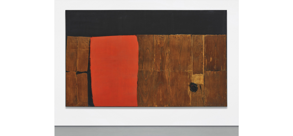 LOTTO 6 - ALBERTO BURRI, Grande legno e rosso, 1957-59. Wood, acrylic and combustion on canvas. 150 x 250 cm.Stima: 10-15.000.000 $. Courtesy: Phillips.