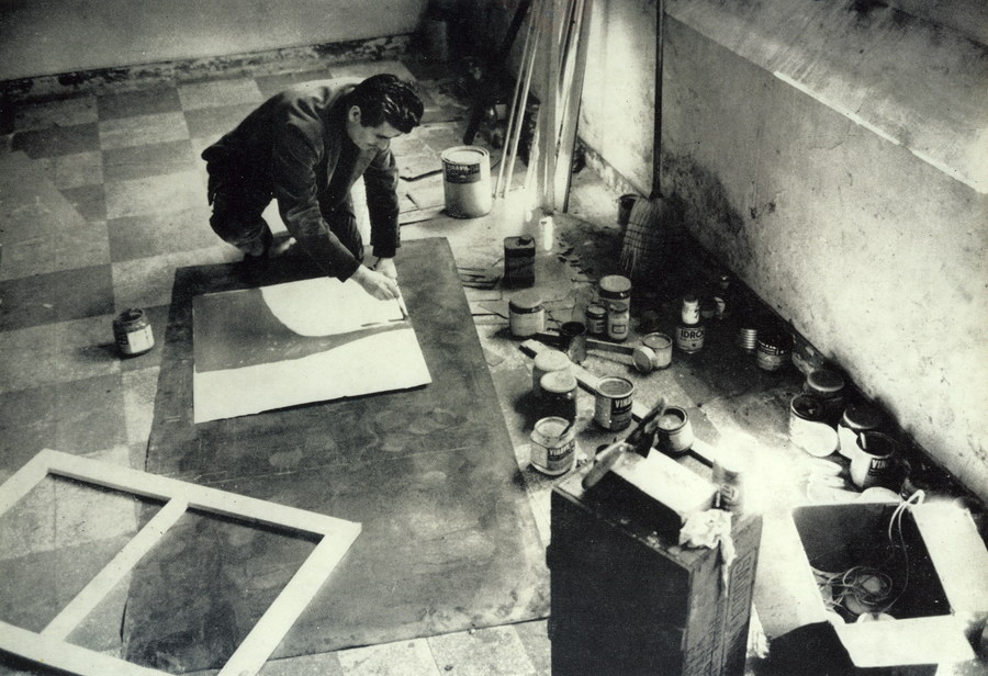 Alberto Burri fotografato nel suo studi nel 1959. Courtesy: Fondazione Palazzo Albizzini Collezione Burri