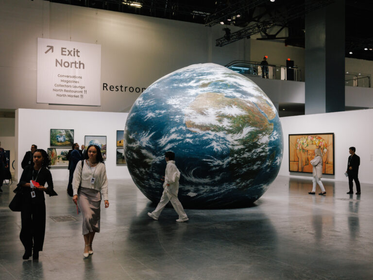 Art Basel conferma un rallentamento del mercato dell’arte, ma non del suo jet set. 