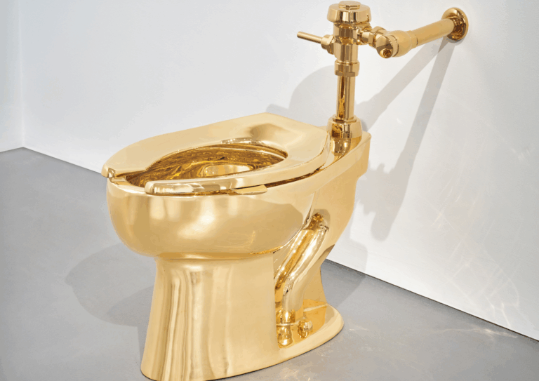 Quando l’arte vale quanto pesa: la toilette d’oro di Maurizio Cattelan debutta da Sotheby’s