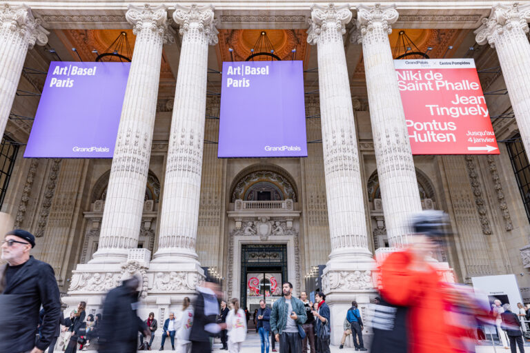 Art Basel Paris 2025 conferma mercato in ripresa ma più selettivo, che privilegia blue chip e profili istituzionali