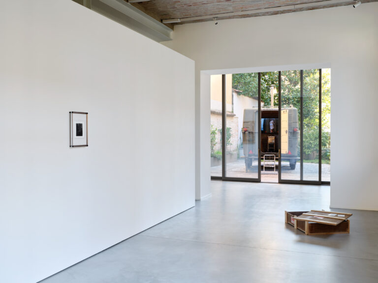 Villiam Miklos Andersen alla Fondazione Elpis: il comfort diventa arte a Milano 