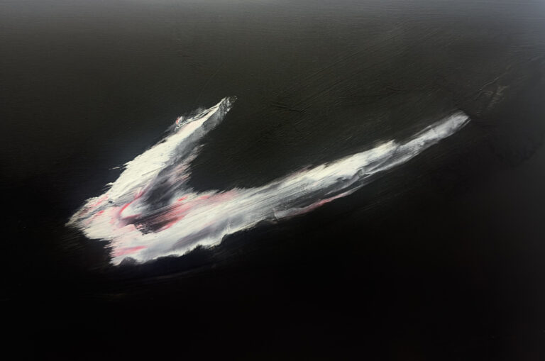 Lorenzo Puglisi, una Crocifissione per Pier Giorgio Frassati: a Pollone “Un tempo immobile” tra luce e oscurità