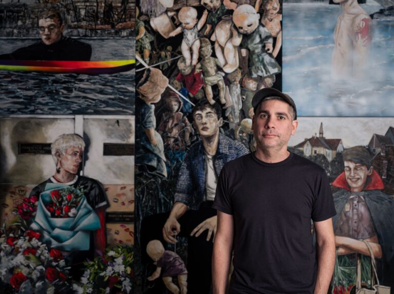 Hernan Bas a Ca’ Pesaro: The Visitors indaga il turismo globale