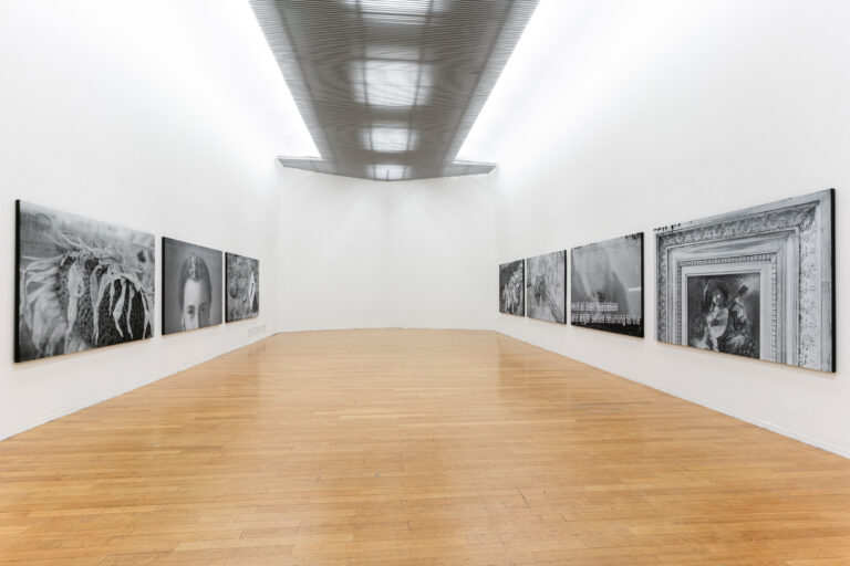 Marco Fusinato: al PAC l’anarchia del potere e del rumore