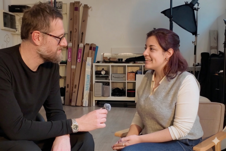 Benedetta Artefacile: Il volto che ha portato la Storia dell’Arte fuori dalle accademie (e dentro i teatri)