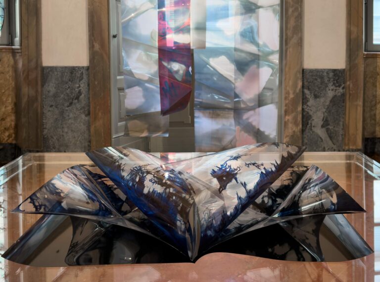 Memoria ricorrente e cuciture a vista: la mostra di Valentina De’ Mathà a Bergamo