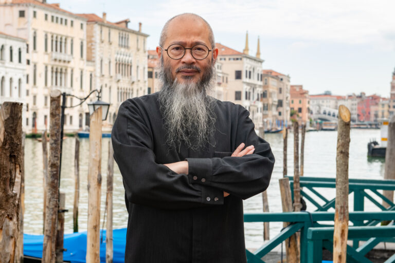 Wallace Chan: il titanio tra Venezia e Shanghai per la Biennale 2026