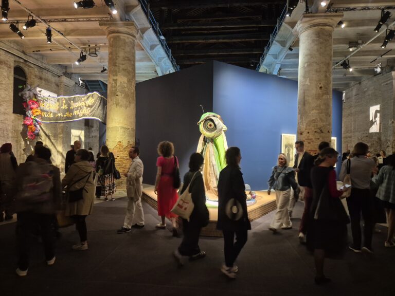 Sotto l’albero di mango. Una Biennale radicata nell’ecologia dell’ascolto
