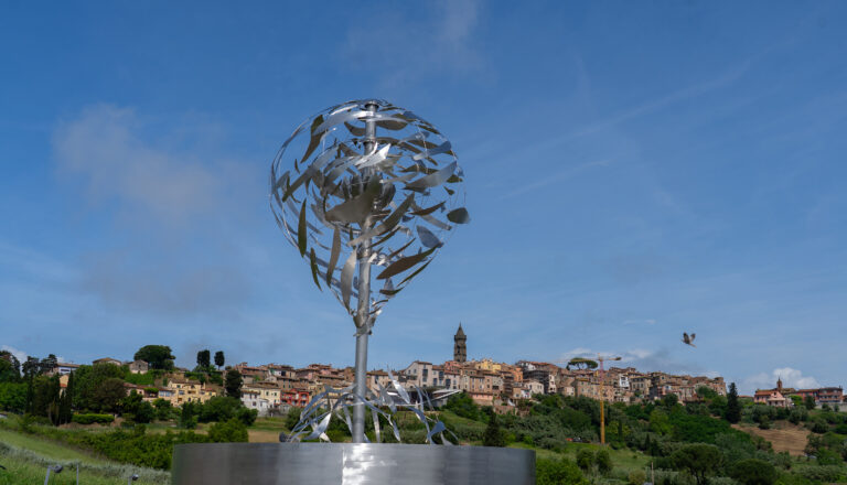 Breath di Emiliano Ponzi: la scultura cinetica che respira con il paesaggio toscano inaugura a Peccioli