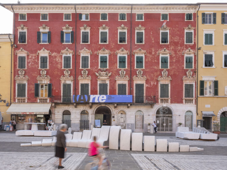 White Carrara 2026, il marmo diventa città: a Carrara il design entra nello spazio pubblico