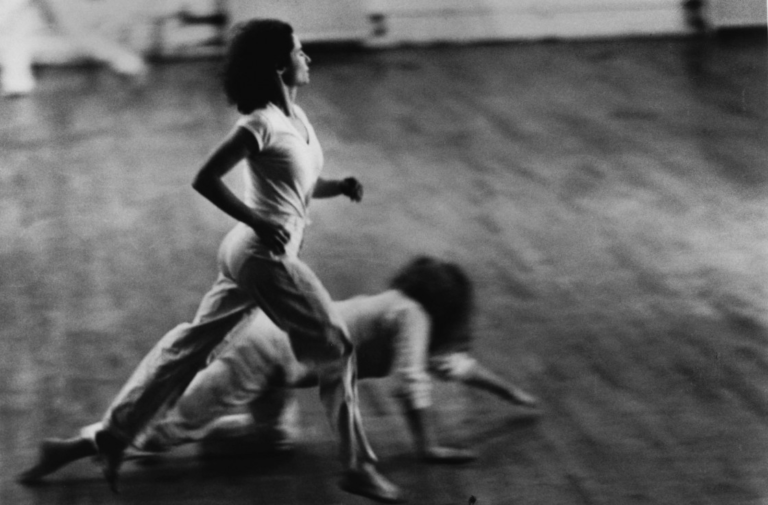 Addio a Simone Forti, la pioniera che ha riscritto il linguaggio della performance
