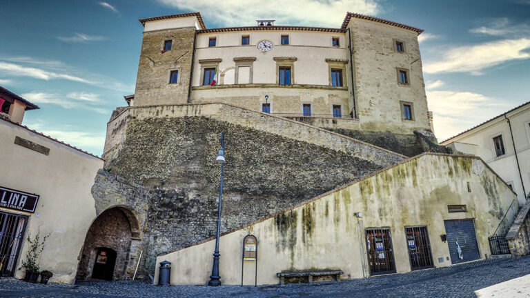 Pratiche di Memoria: la mostra sulla luce dei borghi a Rocca Colonna