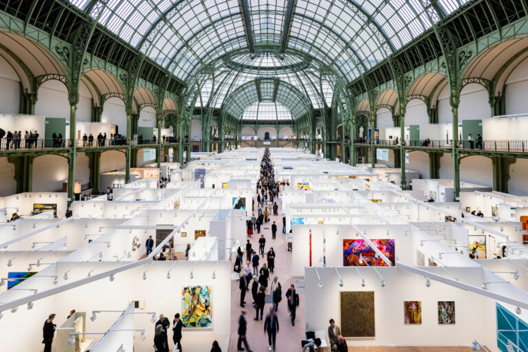 Parigi, la rivoluzione fuori. I milioni dentro.